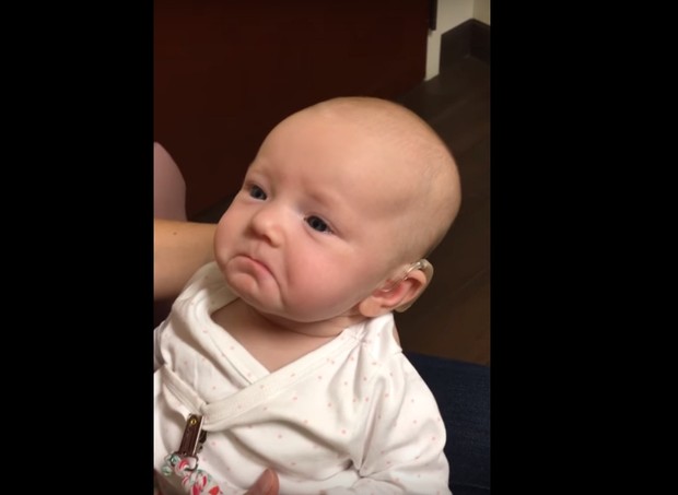Bebê se emociona ao ouvir a mãe pela primeira vez  (Foto: Reprodução/Youtube)