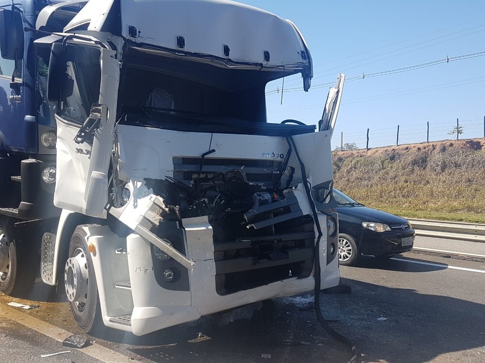 Motorista fica ferido apÃ³s colidir com a traseira de um caminhÃ£o em Itapetininga (Foto: Nohlan Hubertus/TV TEM)