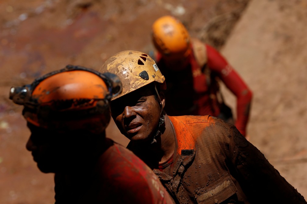 Bombeiros buscam por desaparecidos na lama, em Brumadinho (MG) — Foto: Adriano Machado/Reuters