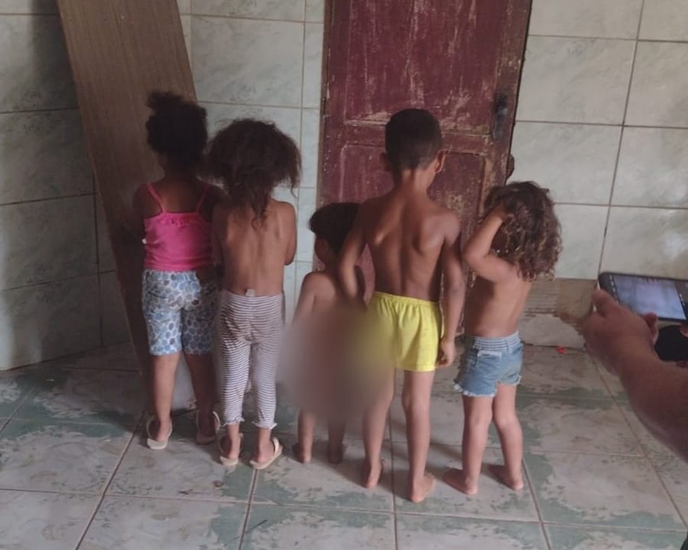 Na casa vivem 12 crianças e três adultos no bairro Taquari, em Rio Branco — Foto: Arquivo pessoal