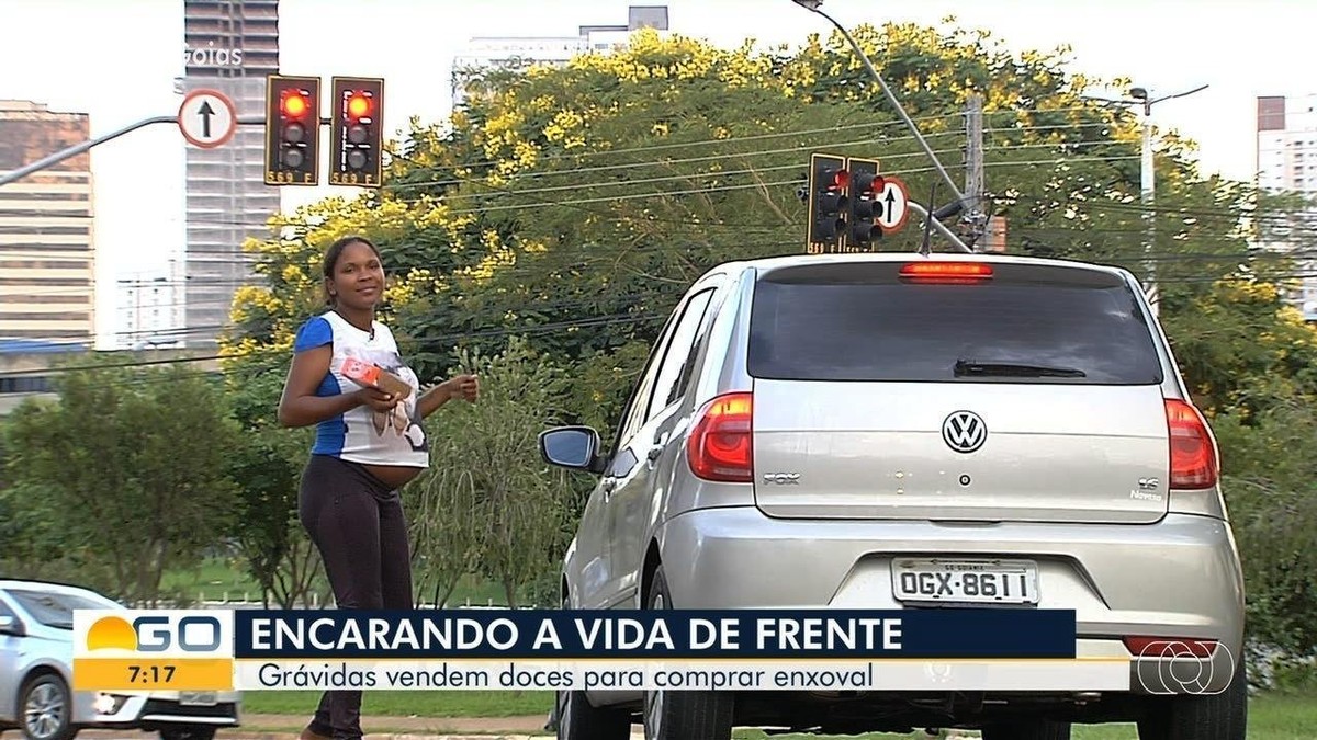 Grávidas vendem doces em semáforos para conseguir comprar enxoval de bebês, em Goiânia