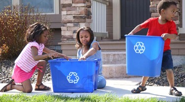 Crianças separando lixo para reciclagem (Foto: Shutterstock)