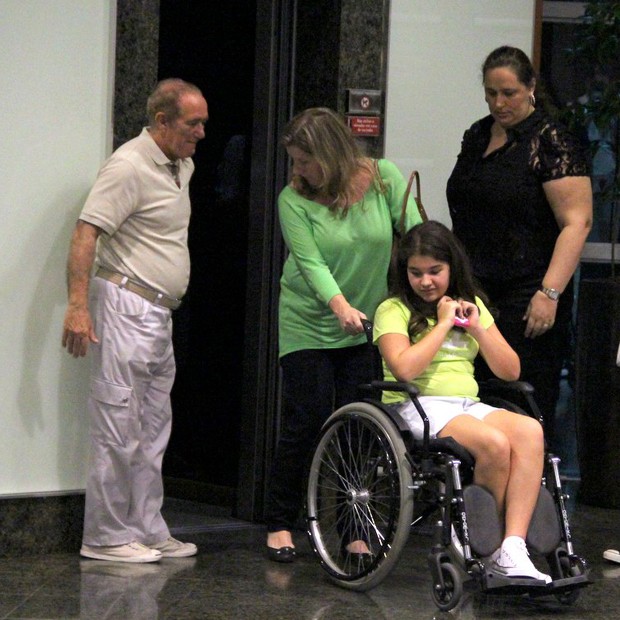 Renato segurou o elevador para uma senhora entrar com a filha (Foto: Marcus Pavão / AgNews)