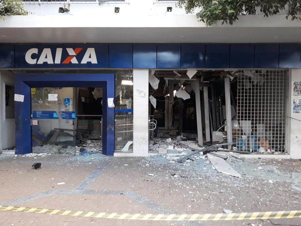 Agência da Caixa Econômica Federal em Carpina, na Zona da Mata, ficou destruída após ação de bandidos — Foto: Polícia Federal/Divulgação