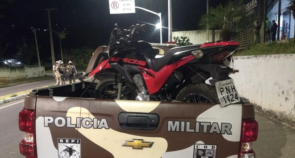 Motocicleta roubada de policial foi recuperada após morte de suspeitos de assalto durante confronto na cidade de Farias Brito. — Foto: Polícia Militar/ Divulgação