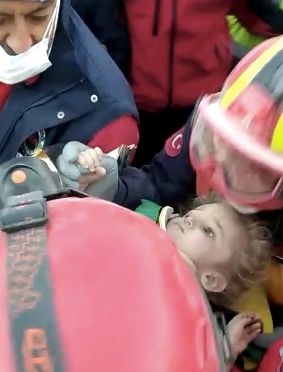 Imagens mostram resgate da pequena Elif dos escombros do terremoto na Turquia — Foto: Izmir TRAC/Handout/Reuters TV