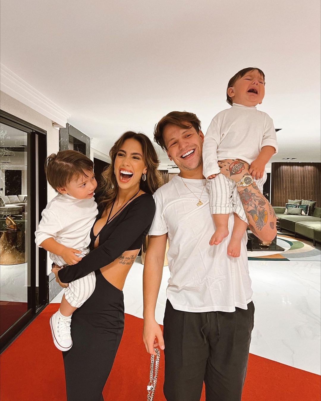 Gabi Brandt e Saulo Poncio com os filhos (Foto: Reprodução Instagram)