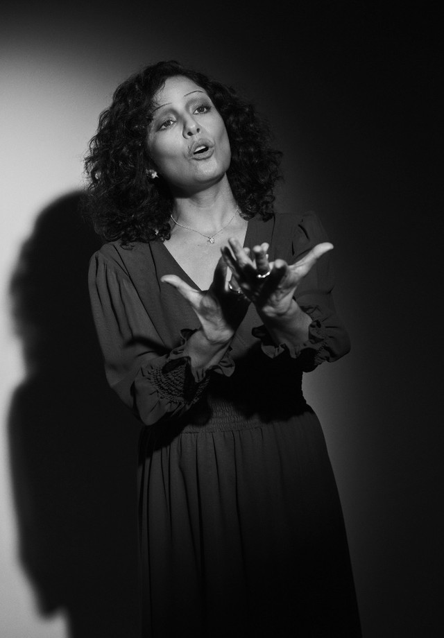 Leticia Sabatella se transforma em Edith Piaf para ensaio fotográfico (Foto: Divulgação / Livro Elas)