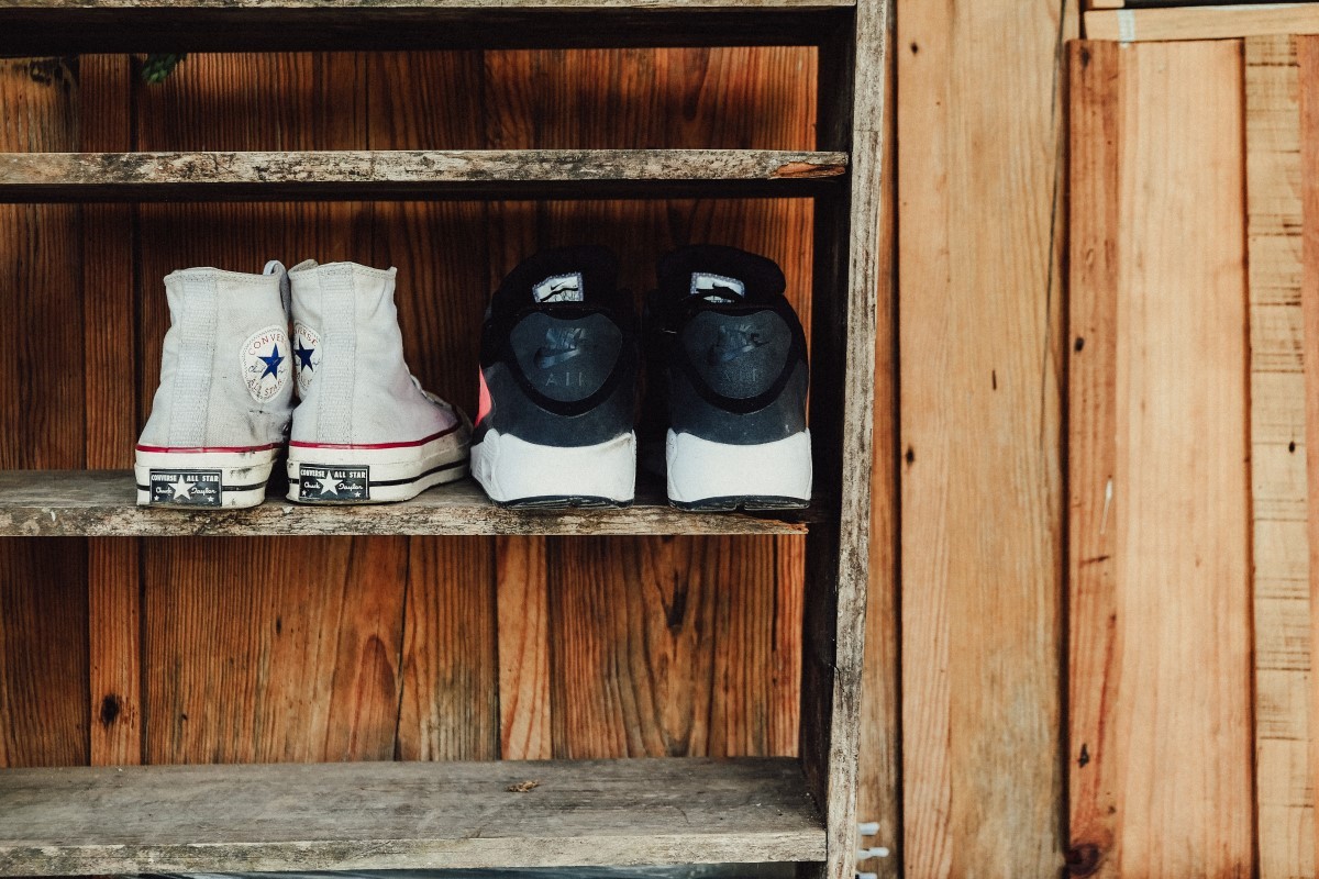 Os sapatos carregam muitas impurezas da rua, por isso, é importante deixá-los na porta ou em uma sapateira no hall  (Foto: Pexels / Dương Nhân / CreativeCommons)