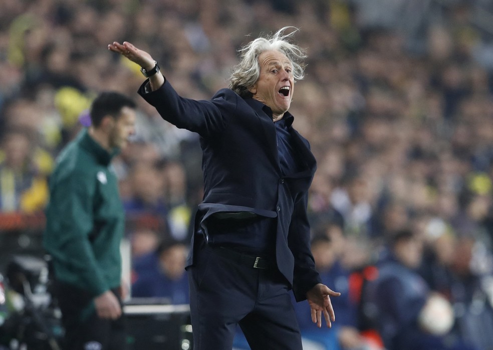 Jorge Jesus reclama em partida contra o Sevilla — Foto: Reuters