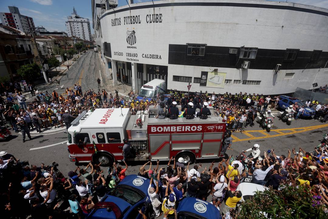 Cortejo com corpo de Pelé percorre ruas de Santos antes do sepultamento