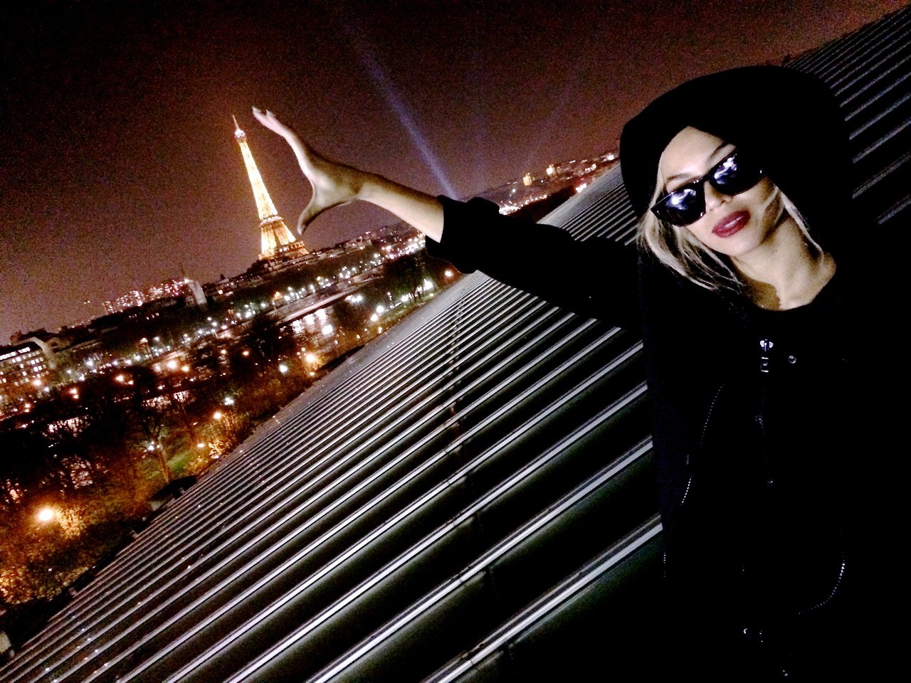 Beyoncé posa com Torre Eiffel ao fundo. (Foto: Tumblr)