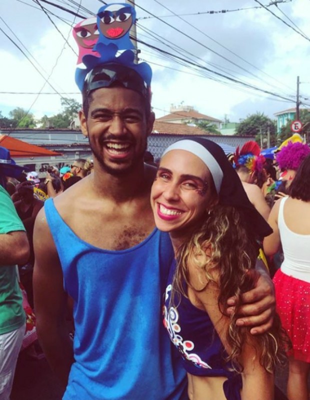 Alfred Enoch curte bloco de carnaval no Rio (Foto: Reprodução Instagram)
