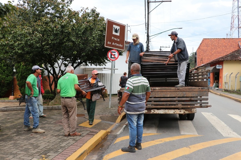 Prefeitura de Santo Antônio do Pinhal retira todos os bancos da cidade para evitar aglomeração. — Foto: Divulgação/Prefeitura