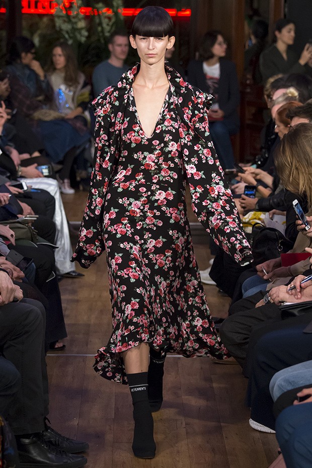 Vetements Spring/Summer 2016 - even this seemingly well-behaved floral dress plays with form and volume (Foto:  Indigital)