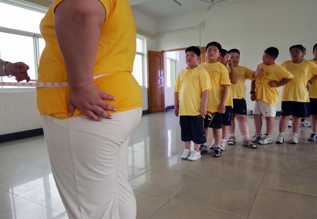 Crianças são medidas e pesadas em um Centro para Emagrecimento Aimin, na cidade de Wuhan, província de Hubei, China. Médicos combinam acupuntura, exercício e dieta para ajudar crianças e adolescentes de 9 a 20 anos a emagrecer (Foto: China Photos/Getty Images)