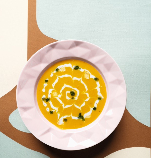 Receita de sopa de abóbora, do chef Marcelo Martino, do Timo Cucina, em prato da Tok&Stok. Produção de Bruna Pereira (Foto: Iara Venanzi / Editora Globo)