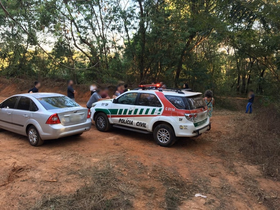 Corpo de Pedrolina Silva, de 50 anos foi encontrado em matagal, próximo ao Lago Paranoá, na Asa Sul — Foto: Welington Valadão/TV Globo