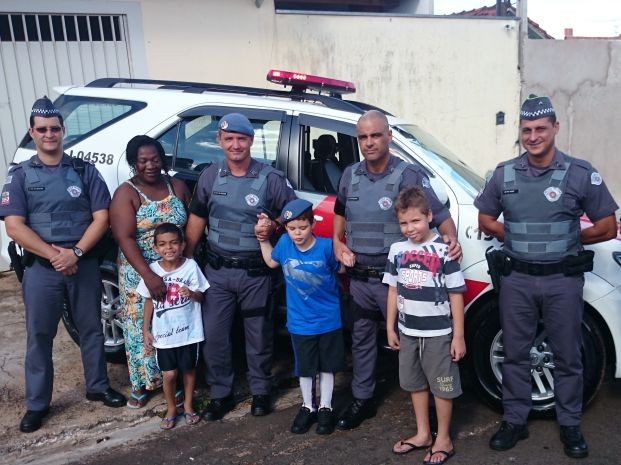 Policiais se comoveram com o pedido da mãe de Luís (Foto: Renata Marconi / G1)