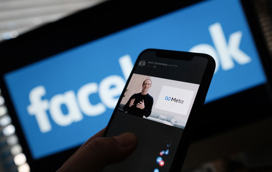 Na imagem do celular, Mark Zuckerberg, fundador do Facebook