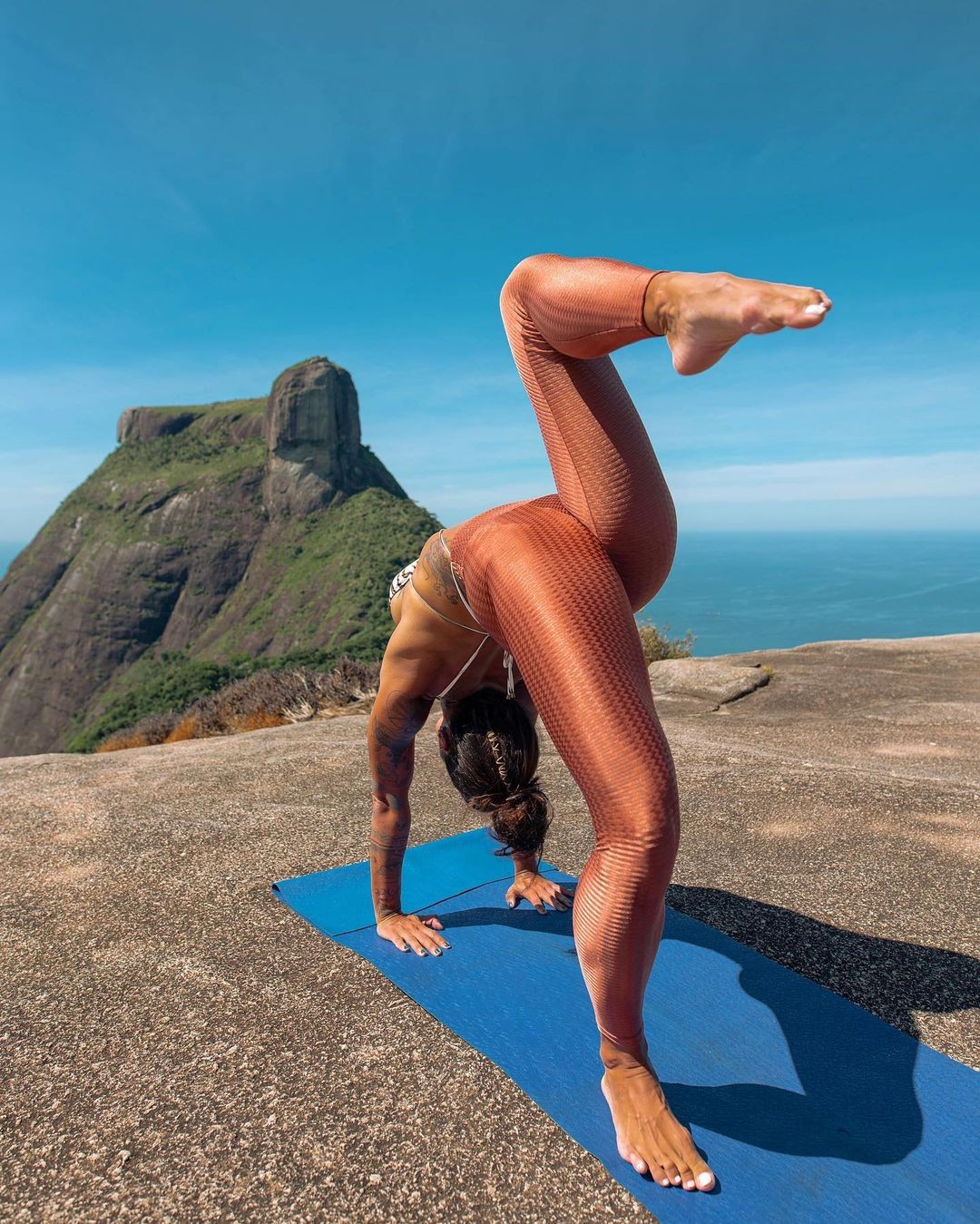 Aline Riscado faz yoga em cenário impressionante (Foto: Instagram)
