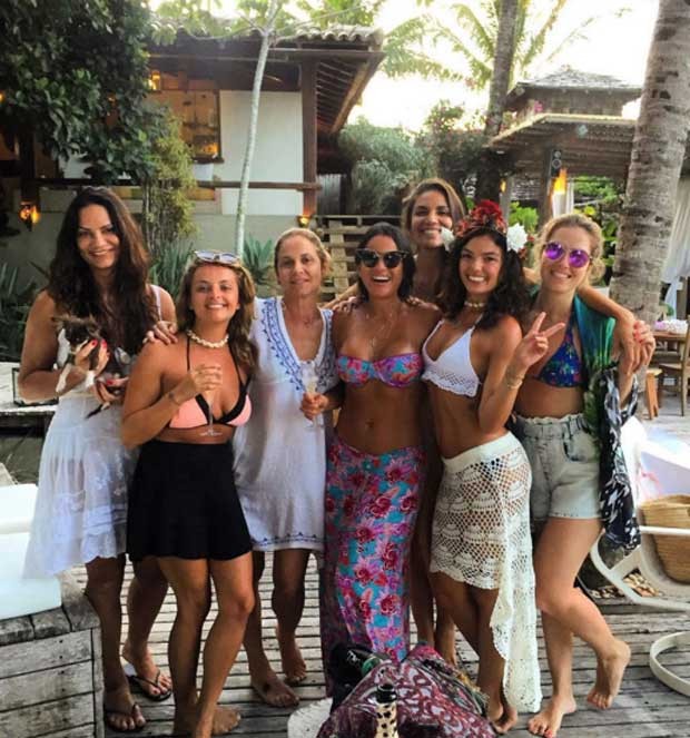 Isis posa com as amigas, entre elas a ex-modelo Luiza Brunet, no dia do seu aniversário (Foto: Reprodução/Instagram)