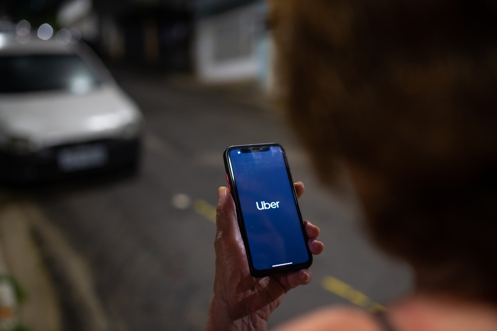 Passageira com aplicativo da Uber aberto no celular, em foto ilustrativa.  — Foto: BRUNO FERNANDES/FOTOARENA/ESTADÃO CONTEÚDO