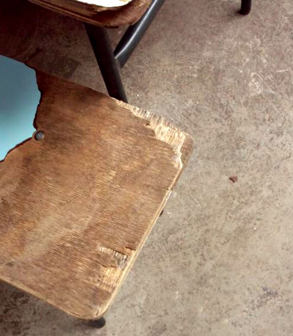 Situação de cadeiras com ferpas de madeira expostas também foi relatada como irregular pelos técnicos — Foto: TCE/Divulgação