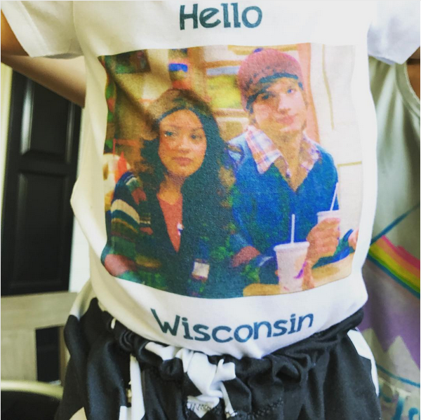 A camisa do filho de Mila Kunis e Ashton Kutcher com a foto dos dois na série That 70s Show (Foto: Instagram)