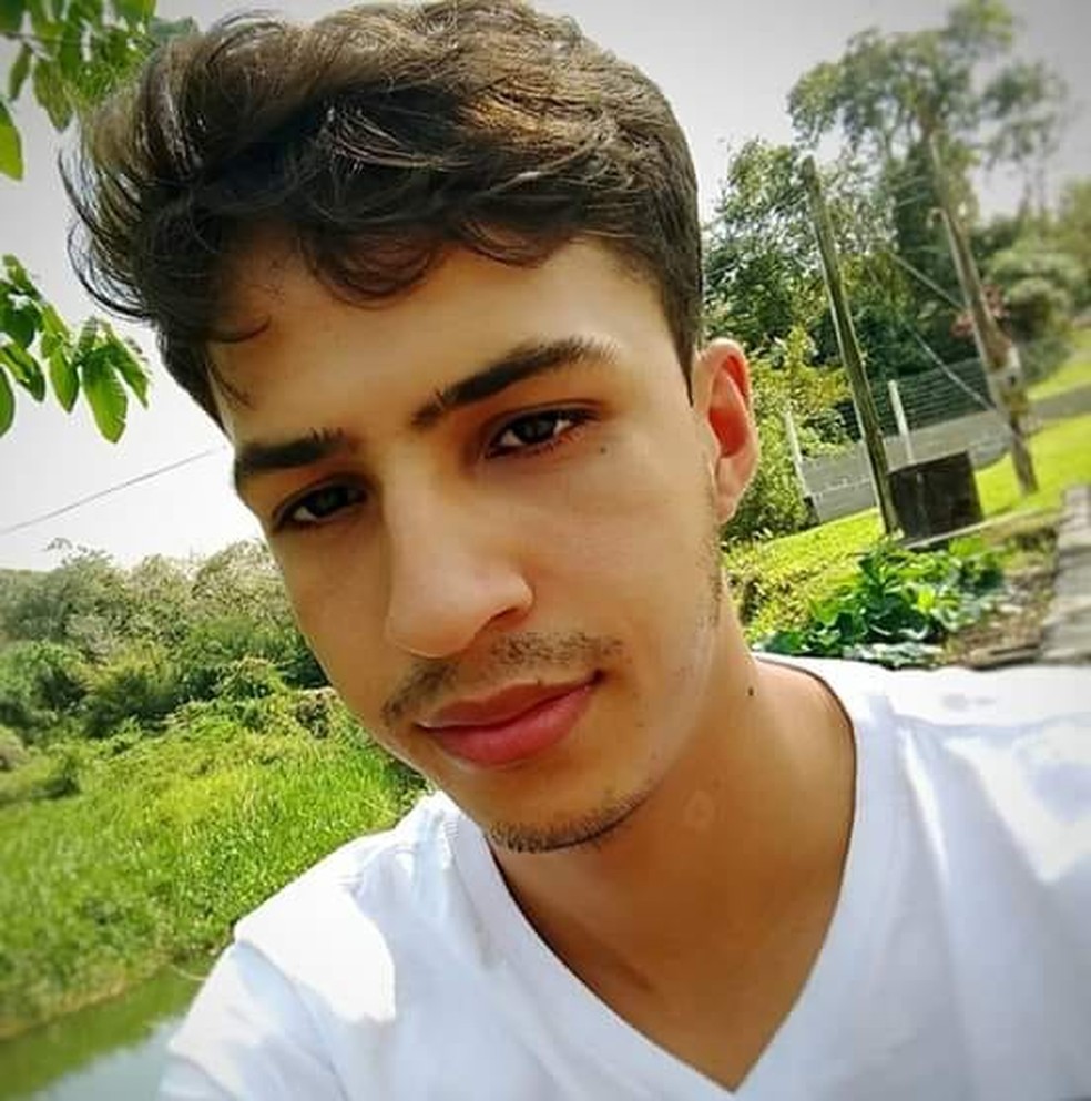 Matheus morreu eletrocutado após tentar arrumar o ventilador de sua casa com um alicate em Iporanga, SP — Foto: Reprodução/Facebook