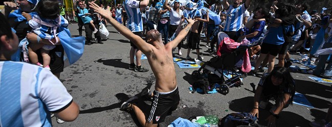 Torcedores da Argentina comemoram o título da Copa do Mundo de 2022 em Buenos Aires — Foto: Luis ROBAYO / AFP