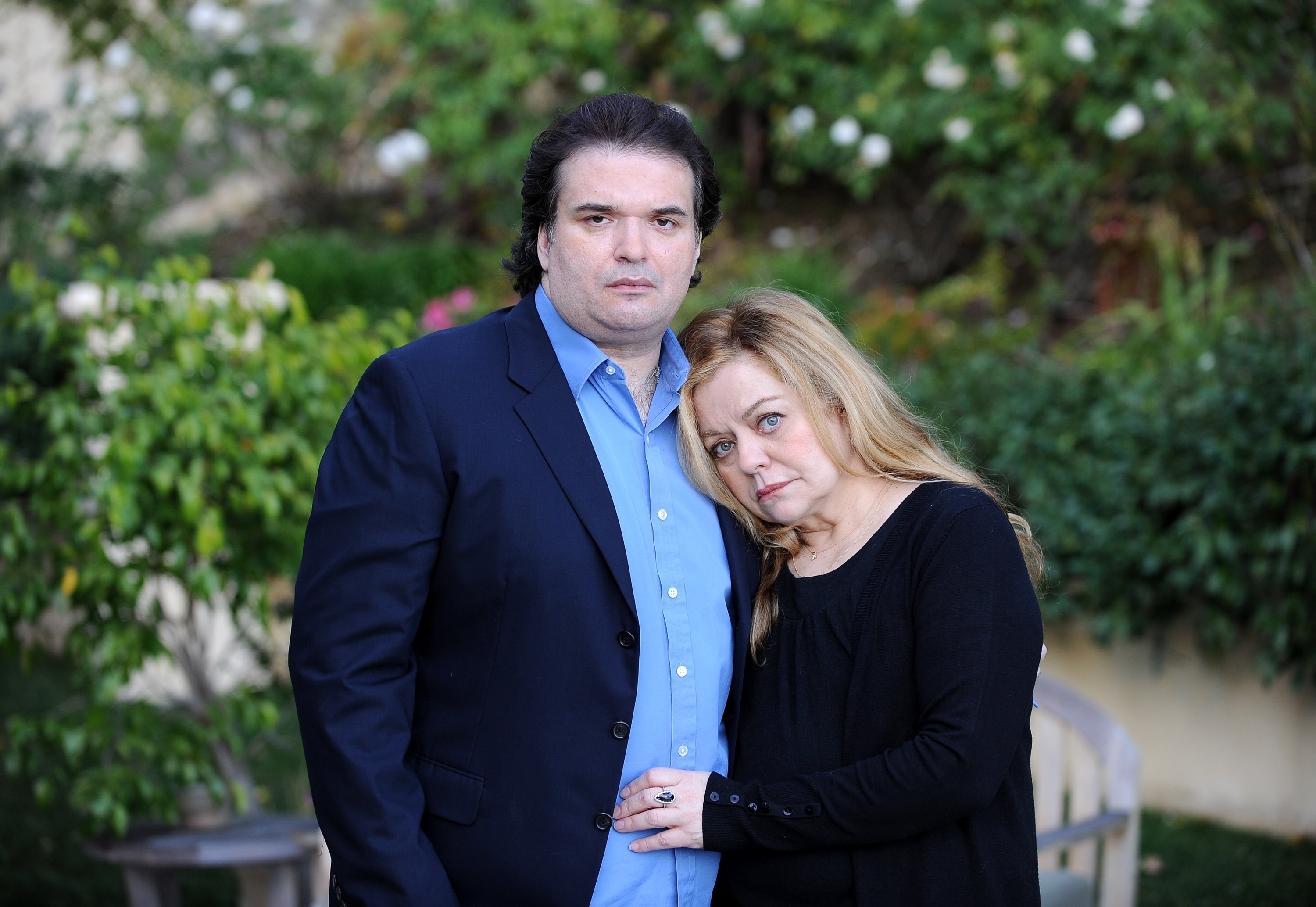 Simon Monjack com sua sofra Sharon Murphy após a morte de Brittany (Foto: Getty Images)