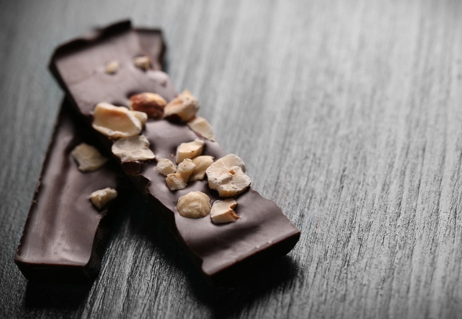 A receita vegana de barra de chocolate com damasco e castanha-do-pará leva apenas quatro ingredientes