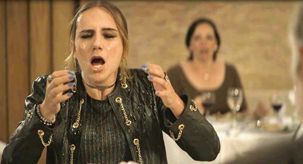 Josiane (Agatha Moreira) joga vinho na cara de Sabrina (Carol Garcia), na novela 'A Dona do Pedaço' — Foto: Globo