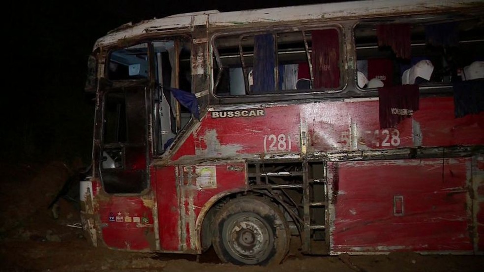 Ã”nibus que capotou em Alegre estava com pneus carecas, no ES â€” Foto: ReproduÃ§Ã£o/ TV Gazeta