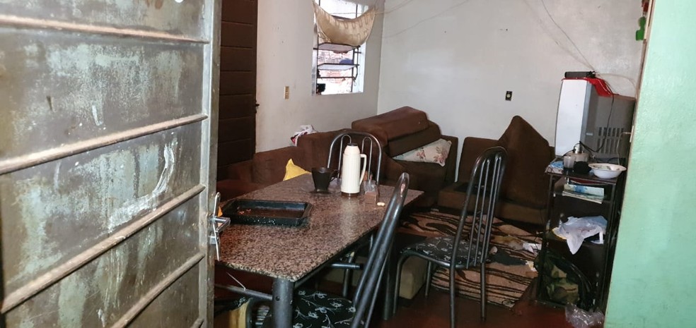 Polícia liberta adolescentes que eram feitos reféns por padrasto há quase 30 horas, em Cafelândia  — Foto: Alan Medeiros/RPC