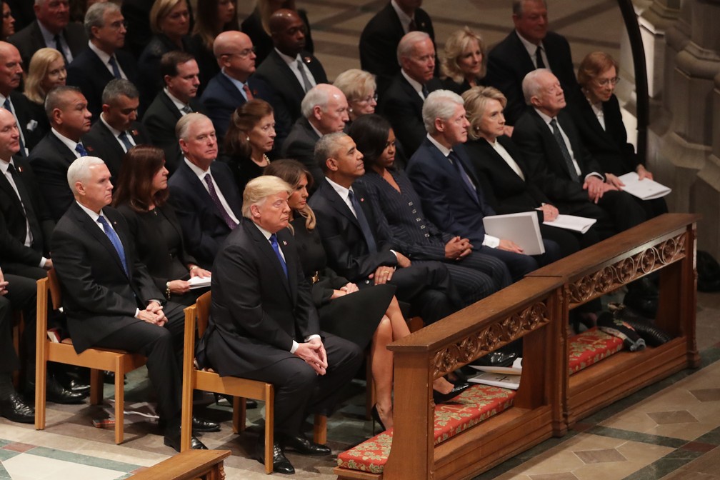 Presidente Donald Trump e primeira-dama Melania Trump, ao lado de ex-presidentes e primeiras-damas, esperam início da cerimônia em homenagem a George H. W. Bush nesta quarta-feira (5) na Catedral Nacional de Washington — Foto: Chip Somodevilla/Getty Images/AFP 