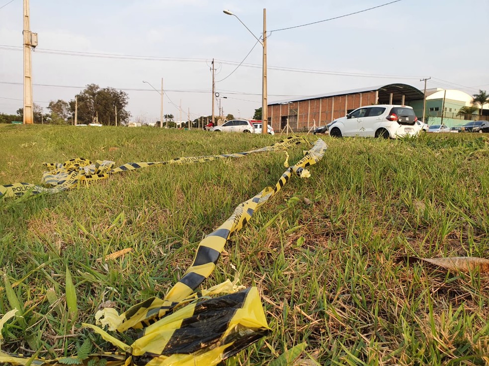 Policial militar foi morto com vários tiros, na noite de segunda-feira (13), em Londrina — Foto: Eduardo Lhamas/RPC
