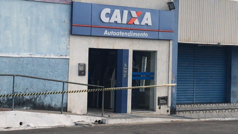 Criminosos explodiram caixa eletrônico em agência bancária no centro de São Gonçalo do Amarante, na madrugada desta quinta (6). Local foi isolado pela polícia — Foto: Kleber Teixeira/Inter TV Costa Branca