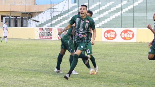 Dentinho comemora gol da vitória sobre o Treze