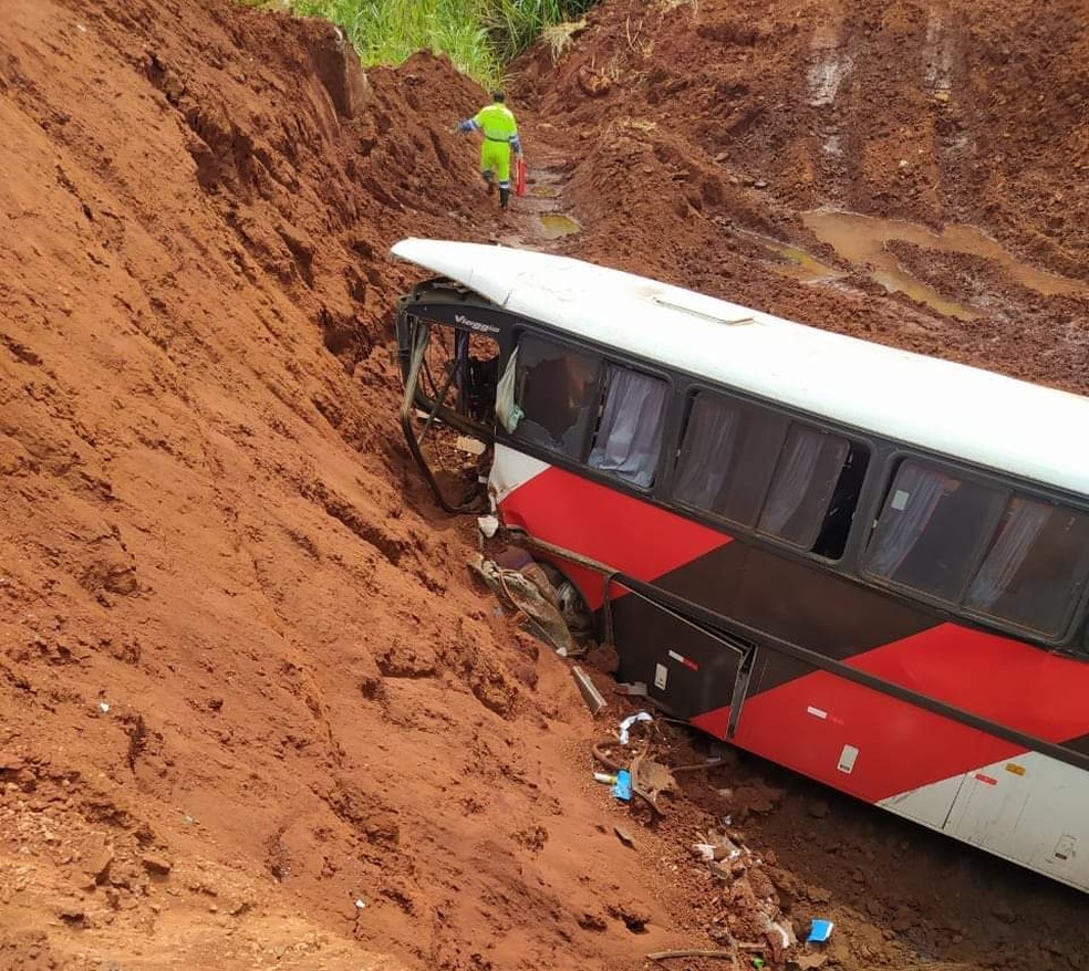 Ônibus invade trecho interditado e cai em cratera que se abriu durante chuva no interior de SP — Foto: Paulo Henrique/Arquivo Pessoal