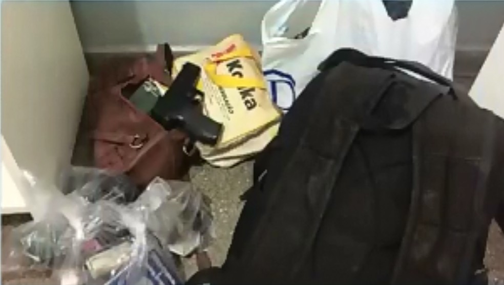 Objetos encontrados pela polícia dentro da casa do suspeito — Foto: Reprodução/TVCA