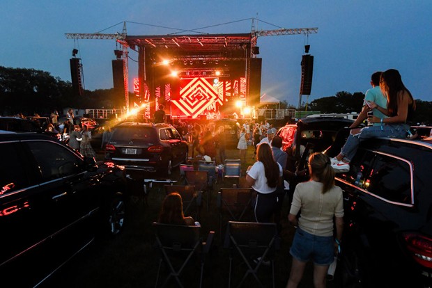 WATER MILL, NEW YORK - JULY 25: DJ D-SOL performs during the 'Safe & Sound' Drive-In Concert Fundraiser Presented by JAJA Tequila and In The Know Experiences In Partnership with Bumble at Nova's Ark Project on July 25, 2020 in Water Mill, New York. (Photo (Foto: ["Getty Images for Safe & Sound")