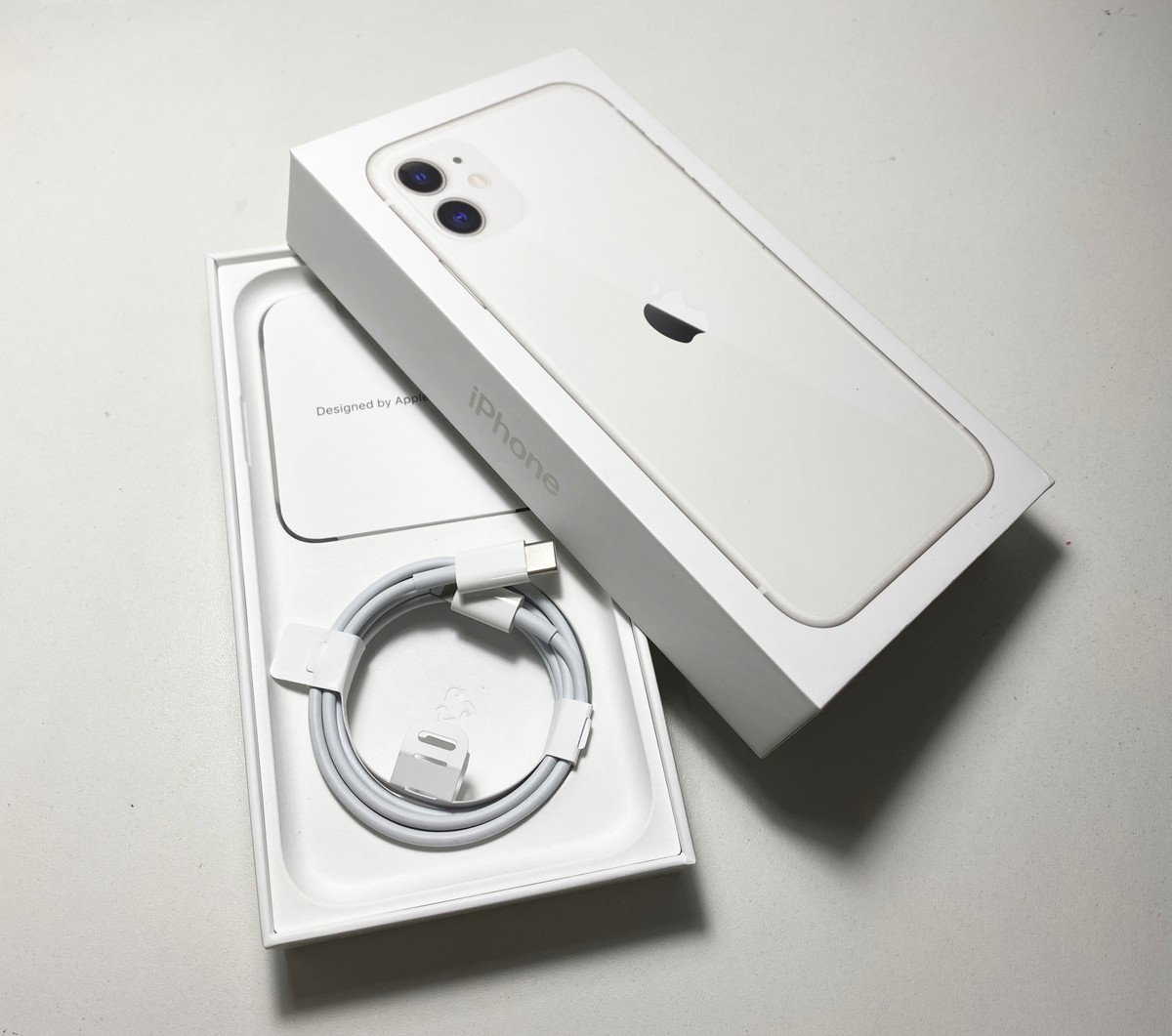 Estudantes chineses processam Apple por falta de carregador no iPhone