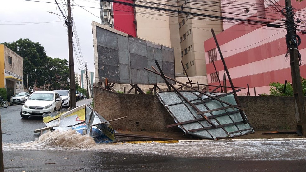 Tempestade de poeira atingiu Presidente Prudente (SP) na tarde desta sexta-feira (1º) — Foto: Kaito Lomartire/TV Fronteira