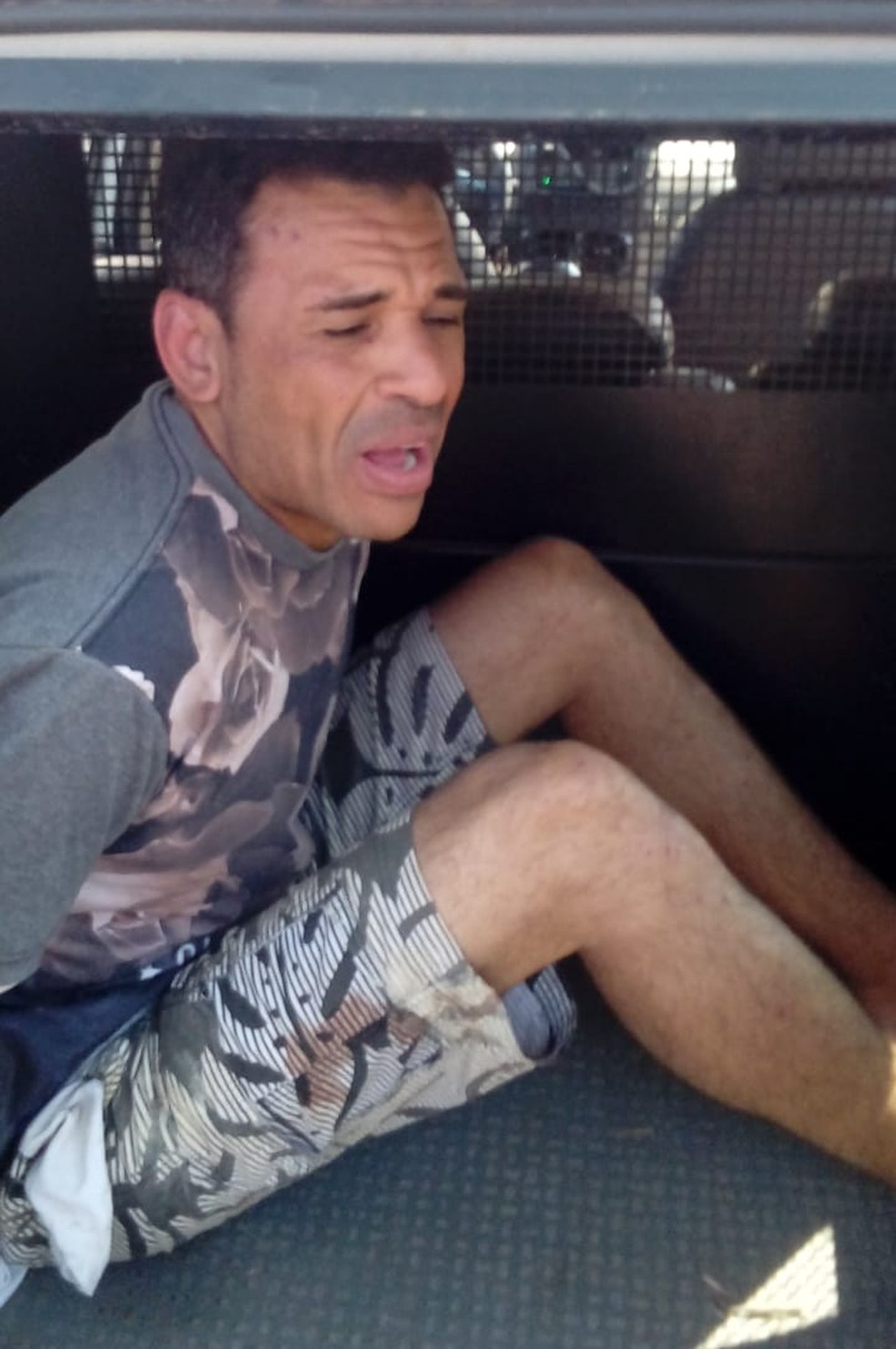 Homem foi preso dentro de caminhÃ£o na MGC-122 â€” Foto: PolÃ­cia Militar/DivulgaÃ§Ã£o
