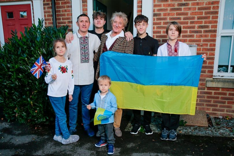 Rod Stewart aluga casa para família ucraniana que fugiu da guerra (Foto: Reprodução/ Adam Gerrard/Daily Mirror)