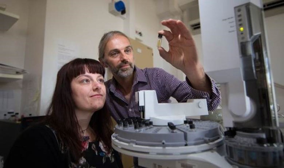 Jochen Brocks (à direita) coordenou o estudo (Foto: Stuart Hay/ANU)