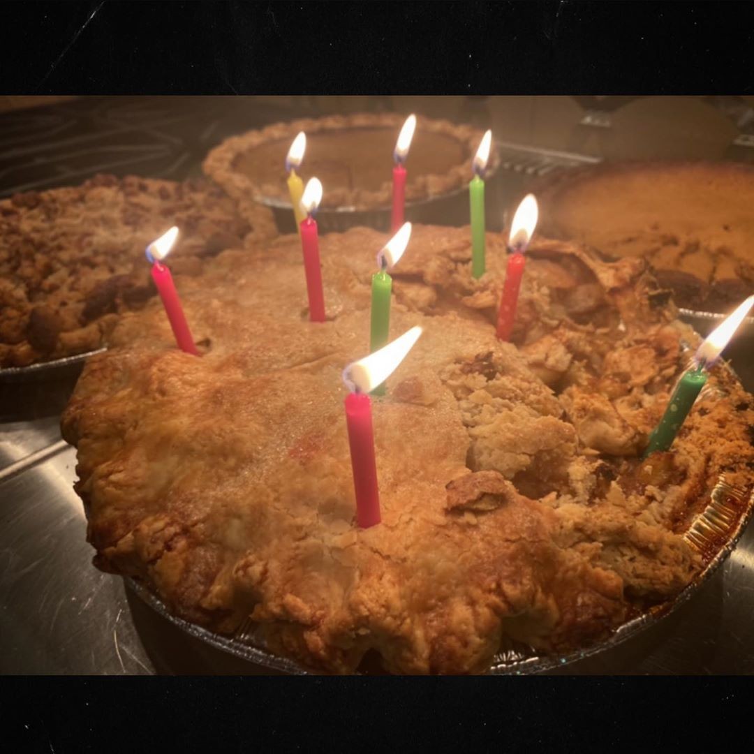 Ryan Reynodls pediu torta de aniversário e nem apagou as velas antes de comer (Foto: Instagram/ Reprodução)