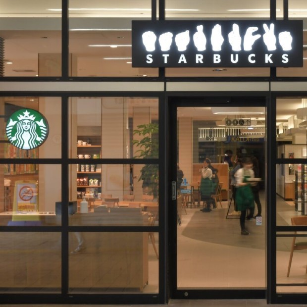 Unidade da Starbucks adaptada à língua de sinais no Japão (Foto: Divulgação)
